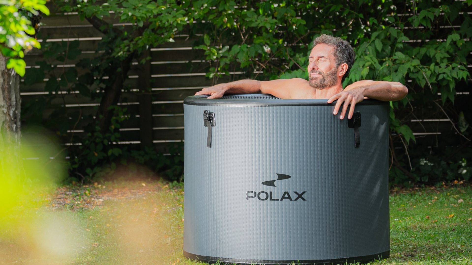 Mand nyder et isbad for at lindre symptomer på fibromyalgi og fremme fysisk velvære.